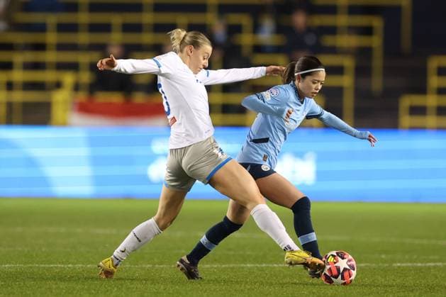 Sophie Hillebrand of St. Pölten and Yui Hasegawa of Manchester City Manchester City Women v St Polten Women, UEFA Women s Champions League, Group D, Football, Joie Stadium , Manchester, UK, 12 Dec 2024 EDITORIAL USE ONLY No use with unauthorised audio, video, data, fixture lists, club league logos or live services. Online in-match use limited to 120 images, no video emulation. No use in betting, games or single club league player publications. Copyright: xPaulxCurrie Shutterstockx 14985241q