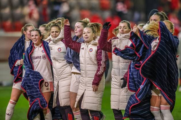 GER, Munich, FC Bayern Munich vs Juventus Turin, WomenÂs Champions League, Football, UEFA, Season 2024 2025, FC Bayern Campus, Matchday 5, in the picture players of FC Bayern Munich Women cheer after the match against Juventus Turin DFB DFL REGULATIONS PROHIBIT ANY USE OF PHOTOGRAPHS AS IMAGE SEQUENCES AND OR QUASI VIDEO, 02 12 2024, Copyright: HMBxMedia HendrikxHamelau