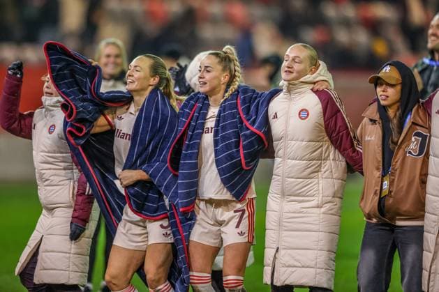 GER, Munich, FC Bayern Munich vs Juventus Turin, WomenÂs Champions League, Football, UEFA, Season 2024 2025, FC Bayern Campus, Matchday 5, in the picture players of FC Bayern Munich Women cheer after the match against Juventus Turin DFB DFL REGULATIONS PROHIBIT ANY USE OF PHOTOGRAPHS AS IMAGE SEQUENCES AND OR QUASI VIDEO, 02 12 2024, Copyright: HMBxMedia HendrikxHamelau