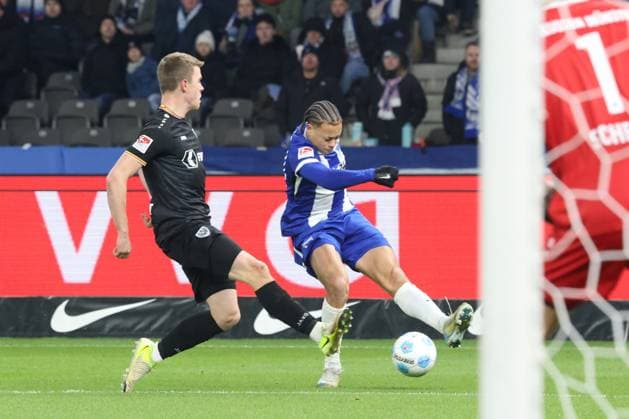DEU, DFL, 2 FBL, Hertha BSC vs Preussen Muenster, 13 12 2024, Berliner Olympiastadion, Berlin, DEU, DFL, 2 FBL, Hertha BSC vs Preussen Muenster, im Bild Derry Scherhant Hertha BSC Berlin 39 , Jano ter Horst Preussen Muenster 27 DFL regulations prohibit any use of Photographs as image sequences and or quasi video Foto Juergen Engler nordphoto GmbH nordphotoxGmbHx xEngler nph00076