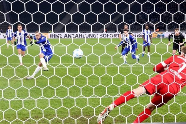 DEU, DFL, 2 FBL, Hertha BSC vs Preussen Muenster, 13 12 2024, Berliner Olympiastadion, Berlin, DEU, DFL, 2 FBL, Hertha BSC vs Preussen Muenster, im Bild 1 0 durch 11m, Derry Scherhant Hertha BSC Berlin 39 , Johannes Schenk Preussen Muenster 1 DFL regulations prohibit any use of Photographs as image sequences and or quasi video Foto Juergen Engler nordphoto GmbH nordphotoxGmbHx xEngler nph00076