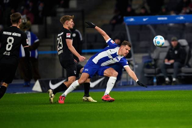 Florian Niederlechner Hertha BSC, 07 , Lucas Frenkert SC Preussen Muenster, 29 , GER, Hertha BSC vs SC Preussen Muenster, Soccer Men, 2 Bundesliga, Season 2024 2025, Matchday 16, 13 12 2024 DFL REGULATES PROHIBIT ANY USE OF PHOTOGRAPHS AS IMAGE SEQUENCES AND OR QUASI VIDEO GER, Hertha BSC vs SC Preussen Muenster, Soccer men, 2 Bundesliga, Season 2024 2025, 16 Matchday, 13 12 2024 Berlin Copyright: xEibner-Pressefotox xClaudiusxRauchx EP_CRH