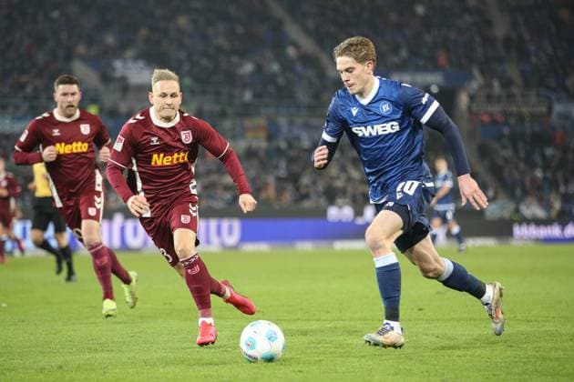 David Herold Karlsruher SC, 20 vs Kai Proeger Jahn Regensburg, 33 , Karlsruher SC vs Jahn Regensburg Football, 2 Bundesliga, Matchday 16, 2024 2025, 13 12 2024, DFL REGULATIONS PROHIBIT ANY USE OF PHOTOGRAPHS AS IMAGE SEQUENCES AND OR QUASI VIDEO, Karlsruher SC vs Jahn Regensburg Football, 2 Bundesliga, Matchday 16, 2024 2025, 13 12 2024 Karlsruhe Copyright: xEibner-Pressefoto JanxPrihodax EP_JPA
