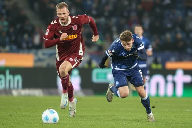 Eric Hottmann Jahn Regensburg, 9 vs Leon Jensen Karlsruher SC, 06 , Karlsruher SC vs Jahn Regensburg Football, 2 Bundesliga, Matchday 16, 2024 2025, 13 12 2024, DFL REGULATES PROHIBIT ANY USE OF PHOTOGRAPHS AS IMAGE SEQUENCES AND OR QUASI VIDEO, Karlsruher SC vs Jahn Regensburg Football, 2 Bundesliga, Matchday 16, 2024 2025, 13 12 2024 Karlsruhe Copyright: xEibner-Pressefoto JanxPrihodax EP_JPA