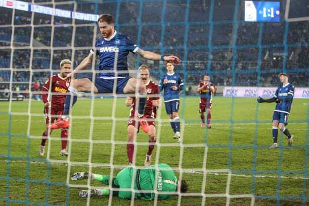 Felix Gebhardt Jahn Regensburg, goalkeeper 1 saves Budu Zivzivadze Karlsruher SC penalty, 11 Louis Breunig Jahn Regensburg, 16 and Bryan Hein Jahn Regensburg, 3 cheer, Karlsruher SC vs Jahn Regensburg Football, 2 Bundesliga, 16 Matchday, 2024 2025, 13 12 2024, DFL REGULATES PROHIBIT ANY USE OF PHOTOGRAPHS AS IMAGE SEQUENCES AND OR QUASI VIDEO, Karlsruher SC vs Jahn Regensburg Football, 2 Bundesliga, 16 Matchday, 2024 2025, 13 12 2024 Karlsruhe Copyright: xEibner-Pressefoto JanxPrihodax EP_JPA