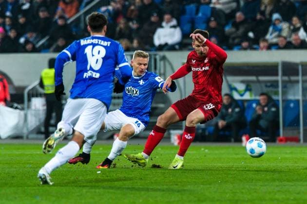 Andreas Mueller SV Darmstadt 98, 16 in duel with Ragnar Ache 1 FC Kaiserslautern, 09 , GER, SV Darmstadt 98 vs 1 FC Kaiserslautern, Soccer, 2 Bundesliga, Matchday 16, Season 2024 2025, 14 12 2024 DFL REGULATIONS PROHIBIT ANY USE OF PHOTOGRAPHS as IMAGE SEQUENCES and or QUASI VIDEO GER, SV Darmstadt 98 vs 1 FC Kaiserslautern, Football, 2 Bundesliga, Matchday 16, Season 2024 2025, 14 12 2024 Darmstadt Copyright: xEibner-Pressefoto FlorianxWieganx EP_FWD