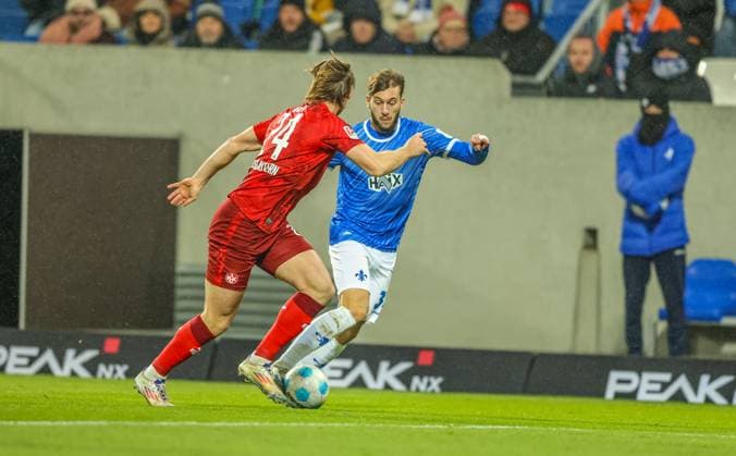GER, Darmstadt, SV Darmstadt 98 vs 1 FC Kaiserlautern, 2 Bundesliga, Football, DFB, Season 2024 2025, Merck Stadion am Böllenfalltor, Matchday 16, in the picture from l Jannis Heuer 1 FC Kaiserslautern 24 , Kilian Corredor SV Darmstadt 98 DFB DFL REGULATIONS PROHIBIT ANY USE OF PHOTOGRAPHS AS IMAGE SEQUENCES AND OR QUASI VIDEO, 14 12 2024, Copyright: HMBxMedia HendrikxHamelau
