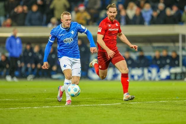 GER, Darmstadt, SV Darmstadt 98 vs 1 FC Kaiserlautern, 2 Bundesliga, Football, DFB, Season 2024 2025, Merck Stadion am Böllenfalltor, Matchday 16, in the picture v l DFB DFL REGULATIONS PROHIBIT ANY USE OF PHOTOGRAPHS AS IMAGE SEQUENCES AND OR QUASI VIDEO, 14 12 2024, Copyright: HMBxMedia HendrikxHamelau