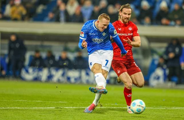 GER, Darmstadt, SV Darmstadt 98 vs 1 FC Kaiserlautern, 2 Bundesliga, Football, DFB, Season 2024 2025, Merck Stadion am Böllenfalltor, Matchday 16, pictured from l Isac idberg SV Darmstadt 98 7 , Jannis Heuer 1 FC Kaiserslautern 24 DFB DFL REGULATIONS PROHIBIT ANY USE OF PHOTOGRAPHS AS IMAGE SEQUENCES AND OR QUASI VIDEO, 14 12 2024, Copyright: HMBxMedia HendrikxHamelau