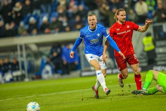 GER, Darmstadt, SV Darmstadt 98 vs 1 FC Kaiserlautern, 2 Bundesliga, Football, DFB, Season 2024 2025, Merck Stadion am Böllenfalltor, Matchday 16, pictured from l Isac idberg SV Darmstadt 98 7 , Jannis Heuer 1 FC Kaiserslautern 24 DFB DFL REGULATIONS PROHIBIT ANY USE OF PHOTOGRAPHS AS IMAGE SEQUENCES AND OR QUASI VIDEO, 14 12 2024, Copyright: HMBxMedia HendrikxHamelau