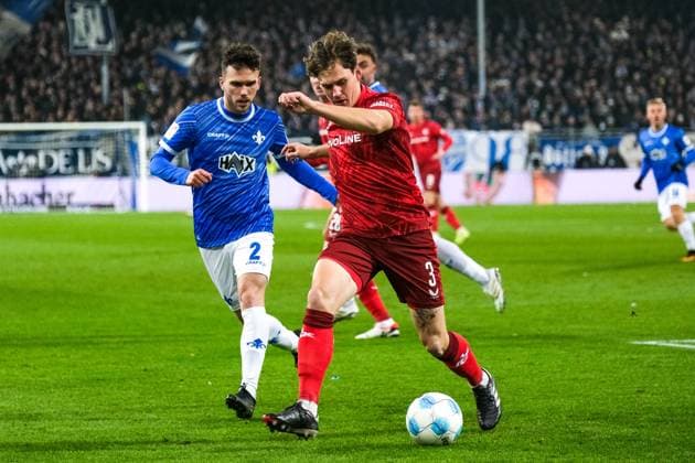 Florian Kleinhansl 1 FC Kaiserslautern, 03 on the ball, behind him Sergio Lopez SV Darmstadt 98, 02 , GER, SV Darmstadt 98 vs 1 FC Kaiserslautern, Soccer, 2 Bundesliga, Matchday 16, Season 2024 2025, 14 12 2024 DFL REGULATIONS PROHIBIT ANY USE OF PHOTOGRAPHS as IMAGE SEQUENCES and or QUASI VIDEO GER, SV Darmstadt 98 vs 1 FC Kaiserslautern, Football, 2 Bundesliga, Matchday 16, Season 2024 2025, 14 12 2024 Darmstadt Copyright: xEibner-Pressefoto FlorianxWieganx EP_FWD