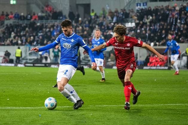 Sergio Lopez SV Darmstadt 98, 02 in duel with Florian Kleinhansl 1 FC Kaiserslautern, 03 , GER, SV Darmstadt 98 vs 1 FC Kaiserslautern, Soccer, 2 Bundesliga, Matchday 16, Season 2024 2025, 14 12 2024 DFL REGULATES PROHIBIT ANY USE OF PHOTOGRAPHS as IMAGE SEQUENCES and or QUASI VIDEO GER, SV Darmstadt 98 vs 1 FC Kaiserslautern, Football, 2 Bundesliga, Matchday 16, Season 2024 2025, 14 12 2024 Darmstadt Copyright: xEibner-Pressefoto FlorianxWieganx EP_FWD