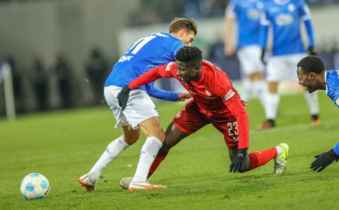 GER, Darmstadt, SV Darmstadt 98 vs 1 FC Kaiserlautern, 2 Bundesliga, Football, DFB, Season 2024 2025, Merck Stadion am Böllenfalltor, Matchday 16, pictured from l Tobias Kempe SV Darmstadt 98 11 fouls Afeez Aremu 1 FC Kaiserslautern 23 DFB DFL REGULATIONS PROHIBIT ANY USE OF PHOTOGRAPHS AS IMAGE SEQUENCES AND OR QUASI VIDEO, 14 12 2024, Copyright: HMBxMedia HendrikxHamelau