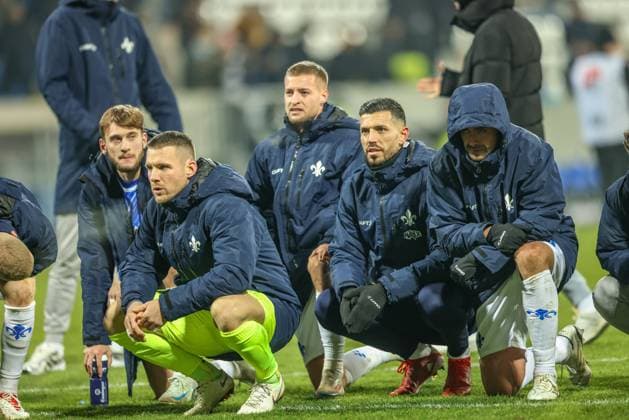 GER, Darmstadt, SV Darmstadt 98 vs 1 FC Kaiserlautern, 2 Bundesliga, Football, DFB, Season 2024 2025, Merck Stadion am Böllenfalltor, Matchday 16, in the picture players SV Darmstadt 98 celebrate after the victory with their fans DFB DFL REGULATIONS PROHIBIT ANY USE OF PHOTOGRAPHS AS IMAGE SEQUENCES AND OR QUASI VIDEO, 14 12 2024, Copyright: HMBxMedia HendrikxHamelau