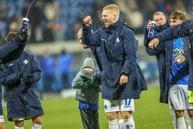 GER, Darmstadt, SV Darmstadt 98 vs 1 FC Kaiserlautern, 2 Bundesliga, Football, DFB, Season 2024 2025, Merck Stadion am Böllenfalltor, Matchday 16, in the picture players SV Darmstadt 98 celebrate after the victory with their fans DFB DFL REGULATIONS PROHIBIT ANY USE OF PHOTOGRAPHS AS IMAGE SEQUENCES AND OR QUASI VIDEO, 14 12 2024, Copyright: HMBxMedia HendrikxHamelau