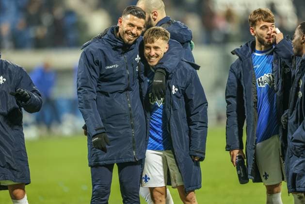 GER, Darmstadt, SV Darmstadt 98 vs 1 FC Kaiserlautern, 2 Bundesliga, Football, DFB, Season 2024 2025, Merck Stadion am Böllenfalltor, Matchday 16, in the picture players SV Darmstadt 98 celebrate after the victory with their fans DFB DFL REGULATIONS PROHIBIT ANY USE OF PHOTOGRAPHS AS IMAGE SEQUENCES AND OR QUASI VIDEO, 14 12 2024, Copyright: HMBxMedia HendrikxHamelau