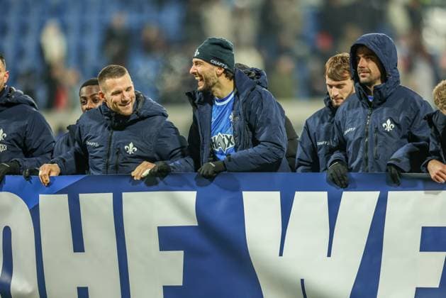 GER, Darmstadt, SV Darmstadt 98 vs 1 FC Kaiserlautern, 2 Bundesliga, Football, DFB, Season 2024 2025, Merck Stadion am Böllenfalltor, Matchday 16, in the picture players SV Darmstadt 98 celebrate after the victory with their fans DFB DFL REGULATIONS PROHIBIT ANY USE OF PHOTOGRAPHS AS IMAGE SEQUENCES AND OR QUASI VIDEO, 14 12 2024, Copyright: HMBxMedia HendrikxHamelau