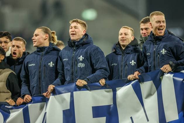 GER, Darmstadt, SV Darmstadt 98 vs 1 FC Kaiserlautern, 2 Bundesliga, Football, DFB, Season 2024 2025, Merck Stadion am Böllenfalltor, Matchday 16, in the picture players SV Darmstadt 98 celebrate after the victory with their fans DFB DFL REGULATIONS PROHIBIT ANY USE OF PHOTOGRAPHS AS IMAGE SEQUENCES AND OR QUASI VIDEO, 14 12 2024, Copyright: HMBxMedia HendrikxHamelau