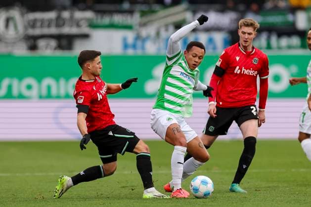 Enzo Leopold Hannover 96 , Roberto Massimo SpVgg Greuther Fuerth and Josh Knight Hannover 96 battle for the ball, 2 Bundesliga, SpVgg Greuther Fuerth vs Hannover 96, Sportpark Ronhof Thomas Sommer on December 15, 2024 in Fuerth, Germany Photo by Marco Steinbrenner DeFodi Images Enzo Leopold Hannover 96 , Roberto Massimo SpVgg Greuther Fuerth and Josh Knight Hannover 96 battle for the ball, 2 Bundesliga, SpVgg Greuther Fuerth vs Hannover 96, Sportpark Ronhof Thomas Sommer, December 15, 2024 in Fuerth, Germany Photo by Marco Steinbrenner DeFodi Images DFB DFL REGULATIONS PROHIBIT ANY USE OF PHOTOGRAPHS AS IMAGE SEQUENCES AND OR QUASI VIDEO Defodi 700 fuerth hannover 20241215 018 Defodi-700 DFB DFL REGULATIONS PROHIBIT ANY USE OF PHOTOGRAPHS AS IMAGE SEQUENCES AND OR QUASI-VIDEO.