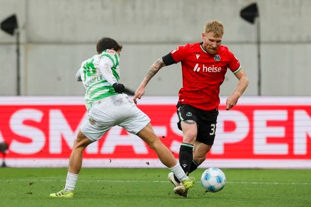 Marco Meyerhoefer SpVgg Greuther Fuerth and Andreas Voglsammer Hannover 96 battle for the ball, 2 Bundesliga, SpVgg Greuther Fuerth vs Hannover 96, Sportpark Ronhof Thomas Sommer, December 15, 2024 in Fuerth, Germany Photo by Marco Steinbrenner DeFodi Images Marco Meyerhoefer SpVgg Greuther Fuerth and Andreas Voglsammer Hannover 96 battle for the ball, 2 Bundesliga, SpVgg Greuther Fuerth vs Hannover 96, Sportpark Ronhof Thomas Sommer, December 15, 2024 in Fuerth, Germany Photo by Marco Steinbrenner DeFodi Images DFB DFL REGULATIONS PROHIBIT ANY USE OF PHOTOGRAPHS AS IMAGE SEQUENCES AND OR QUASI VIDEO Defodi 700 fuerth hannover 20241215 025 Defodi-700 DFB DFL REGULATIONS PROHIBIT ANY USE OF PHOTOGRAPHS AS IMAGE SEQUENCES AND OR QUASI-VIDEO.