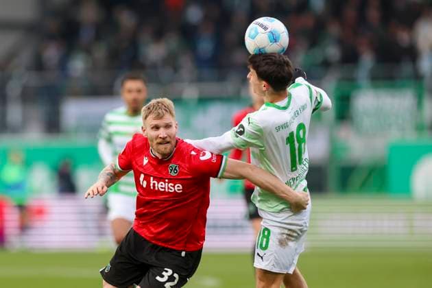 Andreas Voglsammer Hannover 96 and Marco Meyerhoefer SpVgg Greuther Fuerth battle for the ball, 2 Bundesliga, SpVgg Greuther Fürth vs Hannover 96, Sportpark Ronhof Thomas Sommer, December 15, 2024 in Fürth, Germany Photo by Marco Steinbrenner DeFodi Images Andreas Voglsammer Hannover 96 and Marco Meyerhoefer SpVgg Greuther Fuerth battle for the ball, 2 Bundesliga, SpVgg Greuther Fuerth vs Hannover 96, Sportpark Ronhof Thomas Sommer, December 15, 2024 in Fuerth, Germany Photo by Marco Steinbrenner DeFodi Images DFB DFL REGULATIONS PROHIBIT ANY USE OF PHOTOGRAPHS AS IMAGE SEQUENCES AND OR QUASI VIDEO Defodi 700 fuerth hannover 20241215 040 Defodi-700 DFB DFL REGULATIONS PROHIBIT ANY USE OF PHOTOGRAPHS AS IMAGE SEQUENCES AND OR QUASI-VIDEO.