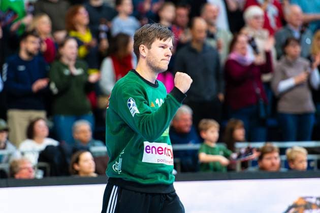 Simon Gade TSV Hannover Burgdorf, No. 16 v l , TSV Hannover Burgdorf red against HC Erlangen white on matchday 15 of the 2024 2025 season in the DAIKIN Handball Bundesliga 15 12 2024, ZAG Arena Hannover, GER , Copyright: xJanxGuentherx xTSVxHannover-Burgdorfx