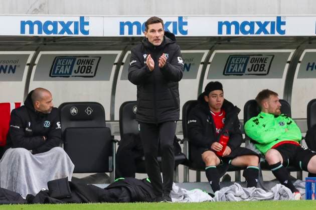 Coach Stefan Leitl Hannover 96 claps hands, 2 Bundesliga, SpVgg Greuther Fürth vs Hannover 96, Sportpark Ronhof Thomas Sommer on December 15, 2024 in Fürth, Germany Photo by Marco Steinbrenner DeFodi Images Coach Stefan Leitl Hannover 96 claps hands, 2 Bundesliga, SpVgg Greuther Fürth vs Hannover 96, Sportpark Ronhof Thomas Sommer, December 15, 2024 in Fürth, Germany Photo by Marco Steinbrenner DeFodi Images DFB DFL REGULATIONS PROHIBIT ANY USE OF PHOTOGRAPHS AS IMAGE SEQUENCES AND OR QUASI VIDEO Defodi 700 fuerth hannover 20241215 143 Defodi-700 DFB DFL REGULATIONS PROHIBIT ANY USE OF PHOTOGRAPHS AS IMAGE SEQUENCES AND OR QUASI-VIDEO.