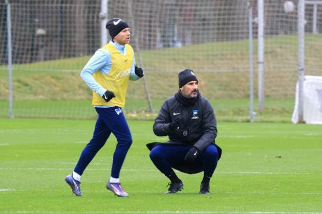 DEU, DFL, 2 FBL Hertha BSC, Training, 17 12 2024, Sportforum, Berlin, DEU, DFL, 2 FBL Hertha BSC, Training, in the picture head coach Cristian Fiel Hertha BSC Berlin , Jon Dabur Thorsteinsson Hertha BSC Berlin 24 DFL regulations prohibit any use of Photographs as image sequences and or quasi video Foto Juergen Engler nordphoto GmbH nordphotoxGmbHx xEngler nph00076
