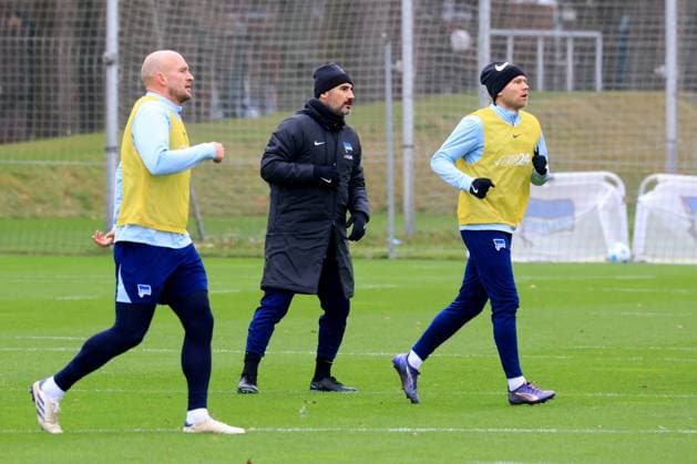 DEU, DFL, 2 FBL Hertha BSC, Training, 17 12 2024, Sportforum, Berlin, DEU, DFL, 2 FBL Hertha BSC, Training, in the picture head coach Cristian Fiel Hertha BSC Berlin , Jon Dabur Thorsteinsson Hertha BSC Berlin 24 , Toni Leistner Hertha BSC Berlin 37 DFL regulations prohibit any use of Photographs as image sequences and or quasi video Foto Juergen Engler nordphoto GmbH nordphotoxGmbHx xEngler nph00076