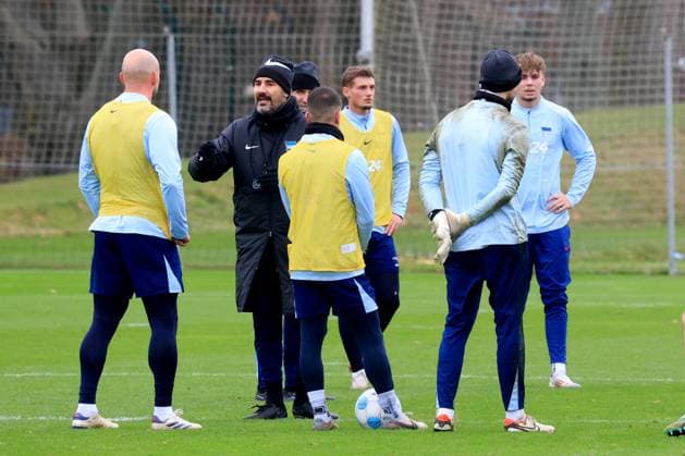 DEU, DFL, 2 FBL Hertha BSC, Training, 17 12 2024, Sportforum, Berlin, DEU, DFL, 2 FBL Hertha BSC, Training, im Bild Cheftrainer Cristian Fiel Hertha BSC Berlin , Toni Leistner Hertha BSC Berlin 37 , Hertha Spielerkreis DFL regulations prohibit any use of Photographs as image sequences and or quasi video Foto Juergen Engler nordphoto GmbH nordphotoxGmbHx xEngler nph00076