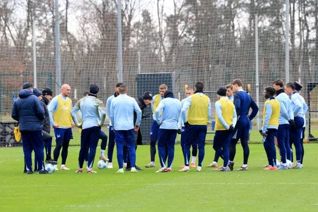 DEU, DFL, 2 FBL Hertha BSC, Training, 17 12 2024, Sportforum, Berlin, DEU, DFL, 2 FBL Hertha BSC, Training, im Bild Cheftrainer Cristian Fiel Hertha BSC Berlin , Hertha Spielerkreis DFL regulations prohibit any use of Photographs as image sequences and or quasi video Foto Juergen Engler nordphoto GmbH nordphotoxGmbHx xEngler nph00076