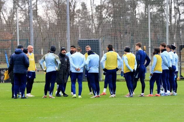 DEU, DFL, 2 FBL Hertha BSC, Training, 17 12 2024, Sportforum, Berlin, DEU, DFL, 2 FBL Hertha BSC, Training, im Bild Cheftrainer Cristian Fiel Hertha BSC Berlin , Hertha Spielerkreis DFL regulations prohibit any use of Photographs as image sequences and or quasi video Foto Juergen Engler nordphoto GmbH nordphotoxGmbHx xEngler nph00076
