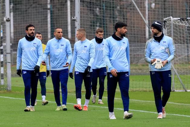 DEU, DFL, 2 FBL Hertha BSC, Training, 17 12 2024, Sportforum, Berlin, DEU, DFL, 2 FBL Hertha BSC, Training, pictured Smail Prevljak Hertha BSC Berlin 9 , Karim Ben Hatira, Palko Dardai Hertha BSC Berlin 20 , Michael Cuisance Hertha BSC Berlin 27 , Andreas Bouchalakis Hertha BSC Berlin 5 , Marius Gersbeck Hertha BSC Berlin 35 DFL regulations prohibit any use of Photographs as image sequences and or quasi video Foto Juergen Engler nordphoto GmbH nordphotoxGmbHx xEngler nph00076