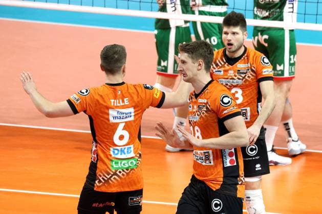 DEU, CEV Group A, BR Volleys vs Greenyard Masaik, 18 12 2024, Max Schmeling Halle, Berlin, DEU, CEV Group A, BR Volleys vs Greenyard Masaik, in the picture BR Volleys players circle, Florian Krage BR Volleys 18 , Ruben Schott BR Volleys 13 , Johannes Tille BR Volleys 6 Photo Juergen Engler nordphoto GmbH nordphotoxGmbHx xEngler nph00076