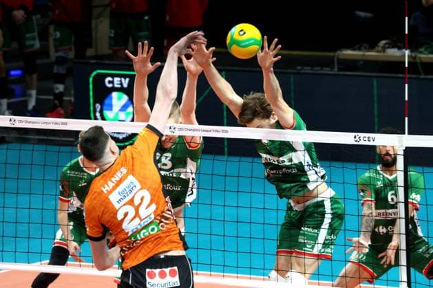 DEU, CEV Group A, BR Volleys vs Greenyard Masaik, 18 12 2024, Max Schmeling Halle, Berlin, DEU, CEV Group A, BR Volleys vs Greenyard Masaik, in the picture Jake Hanes BR Volleys 22 , Alex Saaremaa Greenyard 18 , Cody Kessel Greenyard 5 Photo Juergen Engler nordphoto GmbH nordphotoxGmbHx xEngler nph00076
