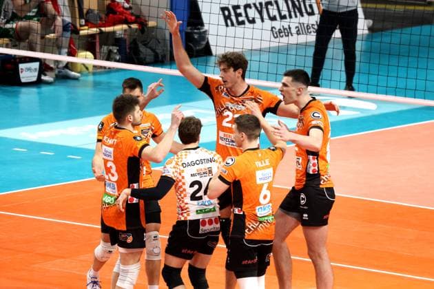 DEU, CEV Group A, BR Volleys vs Greenyard Masaik, 18 12 2024, Max Schmeling Halle, Berlin, DEU, CEV Group A, BR Volleys vs Greenyard Masaik, in the picture BR Volleys players circle, Florian Krage BR Volleys 18 , Ruben Schott BR Volleys 13 , Johannes Tille BR Volleys 6 , Ruben Schott BR Volleys 13 , Kyle Dagostino BR Volleys 24 , Tobias Krick BR Volleys 21 , Foto Juergen Engler nordphoto GmbH nordphotoxGmbHx xEngler nph00076