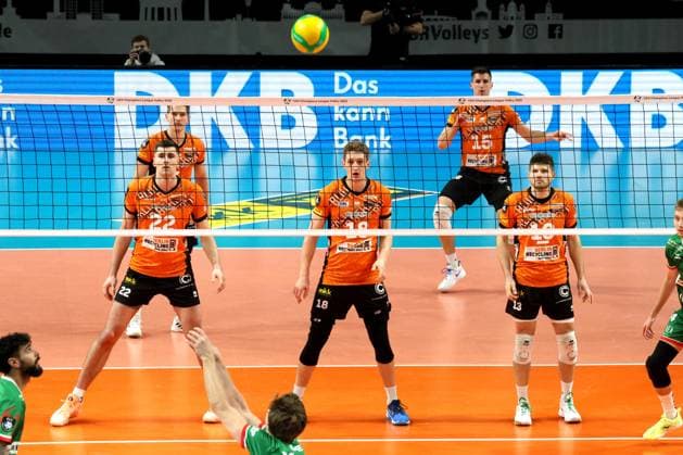 DEU, CEV Group A, BR Volleys vs Greenyard Masaik, 18 12 2024, Max Schmeling Halle, Berlin, DEU, CEV Group A, BR Volleys vs Greenyard Masaik, in the picture BR Volleys players circle, Jake Hanes BR Volleys 22 , Johannes Tille BR Volleys 6 , Florian Krage BR Volleys 18 , Moritz Reichert BR Volleys 15 , Ruben Schott BR Volleys 13 Photo Juergen Engler nordphoto GmbH nordphotoxGmbHx xEngler nph00076