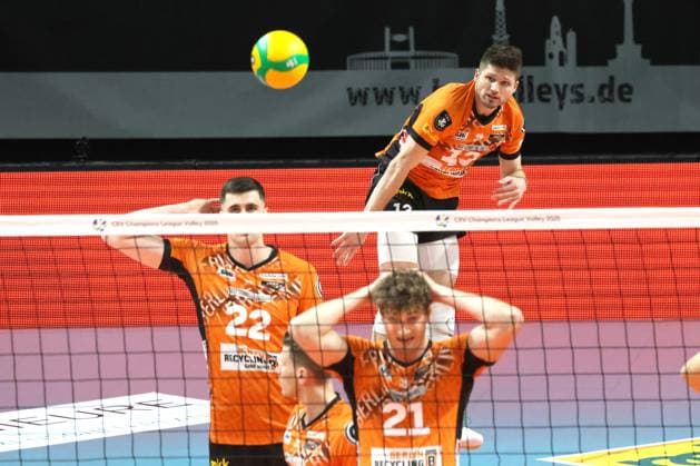 DEU, CEV Group A, BR Volleys vs Greenyard Masaik, 18 12 2024, Max Schmeling Halle, Berlin, DEU, CEV Group A, BR Volleys vs Greenyard Masaik, in the picture serve, served by Ruben Schott BR Volleys 13 , Tobias Krick BR Volleys 21 , Jake Hanes BR Volleys 22 Photo Juergen Engler nordphoto GmbH nordphotoxGmbHx xEngler nph00076