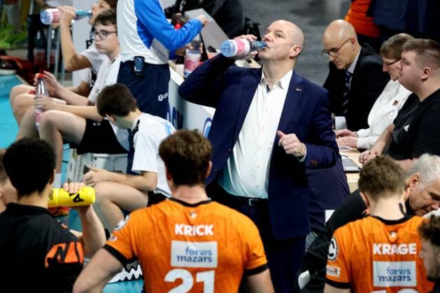 DEU, CEV Group A, BR Volleys vs Greenyard Masaik, 18 12 2024, Max Schmeling Halle, Berlin, DEU, CEV Group A, BR Volleys vs Greenyard Masaik, in the picture coach Joel Banks BR Volleys , BR Volleys player circle Photo Juergen Engler nordphoto GmbH nordphotoxGmbHx xEngler nph00076
