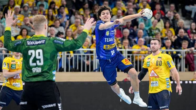 from left David Späth goalkeeper, RNL, 29 , Gian Attenhofer ThSV, 11 , Jannik Kohlbacher RNL, 80 , during jump shot, throw, goal shot, action, action scene, 19 12 2024, Heidelberg Germany , handball, DHB Cup, quarter-final, Rhein Neckar Löwen ThSV Eisenach xozx