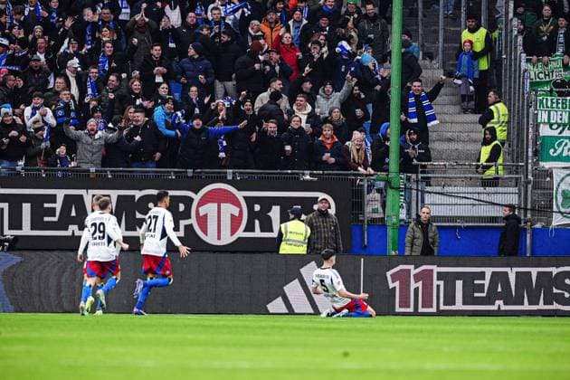 Goal celebration Hamburger SV after goal to 1 0 by header Dennis Hadzikadunic Hamburger SV, 05 GER, Hamburger SV vs SpVgg Greuther Fuerth, Soccer, 2 Bundesliga, Matchday 17, Season 2024 2025, 21 12 2024 DFL REGULATES PROHIBIT ANY USE OF PHOTOGRAPHS AS IMAGE SEQUENCES AND OR QUASI VIDEO GER, Hamburger SV vs SpVgg Greuther Fuerth, Football, 2 Bundesliga, Matchday 17, Season 2024 2025, 21 12 2024 Hamburg Copyright: xEibner-Pressefoto MarcelxvonxFehrnx EP_MFN