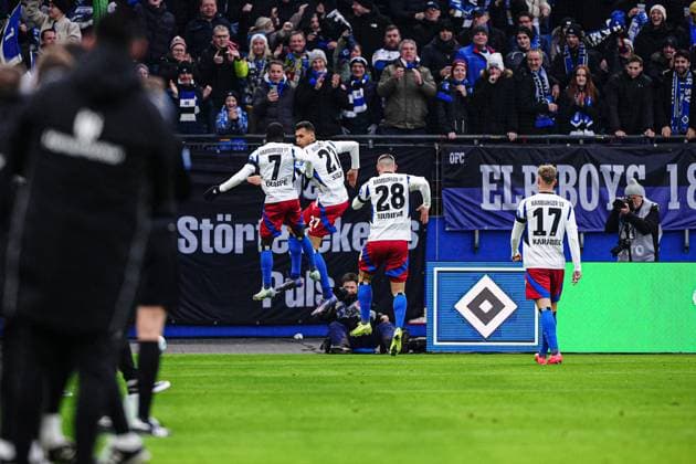 Goal celebration Hamburger SV after scoring 2 0 with header Davie Selke Hamburger SV, 27 GER, Hamburger SV vs SpVgg Greuther Fuerth, Football, 2 Bundesliga, Matchday 17, Season 2024 2025, 21 12 2024 DFL REGULATIONS PROHIBIT ANY USE OF PHOTOGRAPHS AS IMAGE SEQUENCES AND OR QUASI VIDEO GER, Hamburger SV vs SpVgg Greuther Fuerth, Football, 2 Bundesliga, Matchday 17, Season 2024 2025, 21 12 2024 Hamburg Copyright: xEibner-Pressefoto MarcelxvonxFehrnx EP_MFN