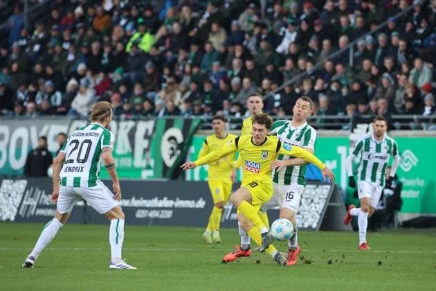 Duel between Maurice Krattenmacher SSV Ulm 1846, 30 and Torge Paetow Preussen Muenster, 16 GER, Preussen Muenster vs SSV Ulm 1846, Football, 2 Liga, Matchday 17, Season 2024 2025, 21 12 2024 DFL REGULATES PROHIBIT ANY USE OF PHOTOGRAPHS AS IMAGE SEQUENCES AND OR QUASI VIDEO GER, Preussen Muenster vs SSV Ulm 1846, Football, 2 Liga, Matchday 17, Season 2024 2025, 21 12 2024 Muenster Copyright: xEibner-Pressefoto FrankxZeisingx EP_FZG