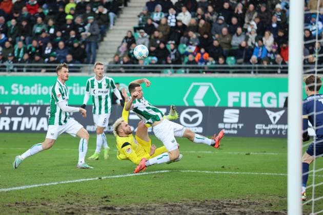 One-on-one fight between Philipp Strompf SSV Ulm 1846, 32 Torge Paetow Preussen Muenster, 16 GER, Preussen Muenster vs SSV Ulm 1846, Football, 2 Liga, Matchday 17, Season 2024 2025, 21 12 2024 DFL REGULATES PROHIBIT ANY USE OF PHOTOGRAPHS AS IMAGE SEQUENCES AND OR QUASI VIDEO GER, Preussen Muenster vs SSV Ulm 1846, Football, 2 Liga, Matchday 17, Season 2024 2025, 21 12 2024 Muenster Copyright: xEibner-Pressefoto FrankxZeisingx EP_FZG