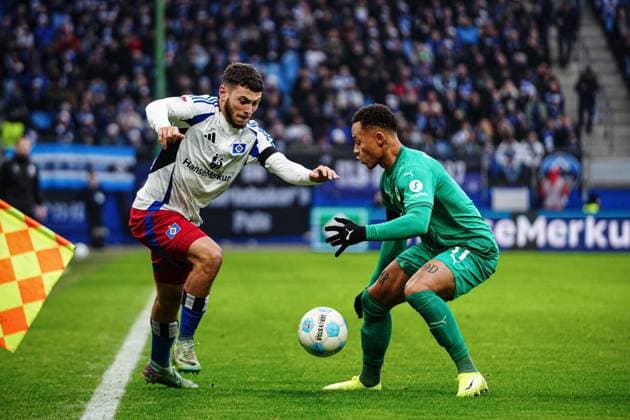 William Mikelbrencis Hamburger SV, 02 , Reberto Massimo SpVgg Greuther Fuerth, 11 GER, Hamburger SV vs SpVgg Greuther Fuerth, Football, 2 Bundesliga, Matchday 17, Season 2024 2025, 21 12 2024 DFL REGULATES PROHIBIT ANY USE OF PHOTOGRAPHS AS IMAGE SEQUENCES AND OR QUASI VIDEO GER, Hamburger SV vs SpVgg Greuther Fuerth, Football, 2 Bundesliga, Matchday 17, Season 2024 2025, 21 12 2024 Hamburg Copyright: xEibner-Pressefoto MarcelxvonxFehrnx EP_MFN