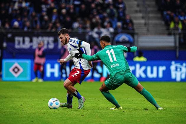 William Mikelbrencis Hamburger SV, 02 , Reberto Massimo SpVgg Greuther Fuerth, 11 GER, Hamburger SV vs SpVgg Greuther Fuerth, Football, 2 Bundesliga, Matchday 17, Season 2024 2025, 21 12 2024 DFL REGULATES PROHIBIT ANY USE OF PHOTOGRAPHS AS IMAGE SEQUENCES AND OR QUASI VIDEO GER, Hamburger SV vs SpVgg Greuther Fuerth, Football, 2 Bundesliga, Matchday 17, Season 2024 2025, 21 12 2024 Hamburg Copyright: xEibner-Pressefoto MarcelxvonxFehrnx EP_MFN