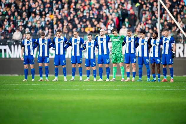 22 12 2024 Football, 2024 2025, 2 Bundesliga, Matchday 17, Hannover 96 Hertha BSC Berlin minutes silence for the attack on the Christmas market in Magdeburg, L R Jonjoe Kenny Berlin , Michael Cuisance Berlin , Pascal Klemens Berlin , Derry Scherhant Berlin , Diego Demme Berlin , Toni Leistner Berlin , Tjark Ernst Berlin , Marton Dardai Berlin , Ibrahim Maza Berlin , Deyovaisio Zeefuik Berlin , Florian Niederlechner Berlin DFL REGULATES PROHIBIT ANY USE OF PHOTOGRAPHS AS IMAGE SEQUENCES AND OR QUASI VIDEO Hannover Lower Saxony Germany Heinz von Heiden Arena