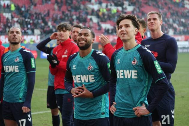 Leaders Koeln celebrate after the win, GER, 1 FC Kaiserslautern vs 1 FC Koeln , 2 Fussball Bundesliga, Matchday 17, Season 2024 2025, 22 12 2024, DFL REGULATES PROHIBIT ANY USE OF PHOTOGRAPHS AS IMAGE SEQUENCES AND OR QUASI VIDEO, GER, 1 FC Kaiserslautern vs 1 FC Koeln , 2 Fussball Bundesliga, Matchday 17, Season 2024 2025, 22 12 2024 Kaiserslautern Copyright: xEibner-Pressefoto JoergxNiebergax EP_JNL