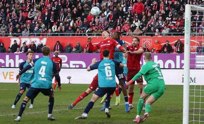 Daniel Hanslik 19, FC Kaiserslautern misses scoring chance against Marvin Schwäbe 1, Goalkeeper, FC Köln 22 12 2024, Football, 2 Bundesliga, 1 FC Kaiserslautern 1 FC Köln, Matchday 17, Season 2024 25, Fritz Walter Stadion, Kaiserslautern, Germany, zmdz, DFB DFL regulations prohibit any use of photographs as image sequences and or quasi video 1 FC Kaiserslautern 1 FC Köln