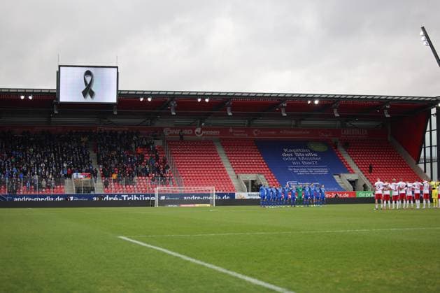 Minute of silence, GER, SSV Jahn Regensburg vs SV Darmstadt 98, Football, 2 Bundesliga, Matchday 17, Season 2024, 22 12 2024 DFB DFL regulations prohibit any use of photographs as image sequences and or quasi video GER, SSV Jahn Regensburg vs SV Darmstadt 98, Football, 2 Bundesliga, Matchday 17, Season 2024, 22 12 2024 Regensburg Copyright: xEibner-Pressefoto Grafx EP_AGF